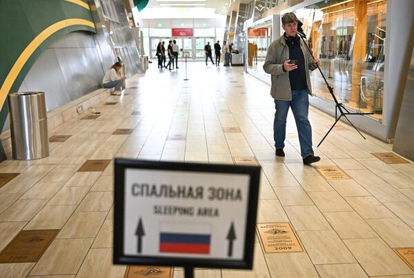 Руски новинар у спортској арени „Ерлајнс центар“, где се представници медија припремају за руско-америчке разговоре. - Sputnik Србија