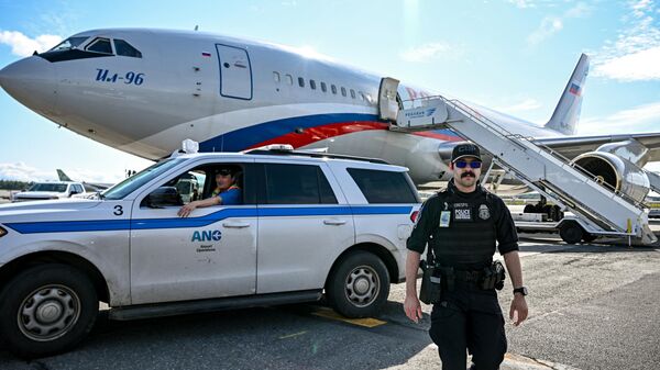 Samolet Il-96-300 specialьnogo letnogo otrяda Rossiя, pribыl v Meždunarodnый aэroport Ankoridž imeni Teda Stivensa, Alяska - Sputnik Srbija