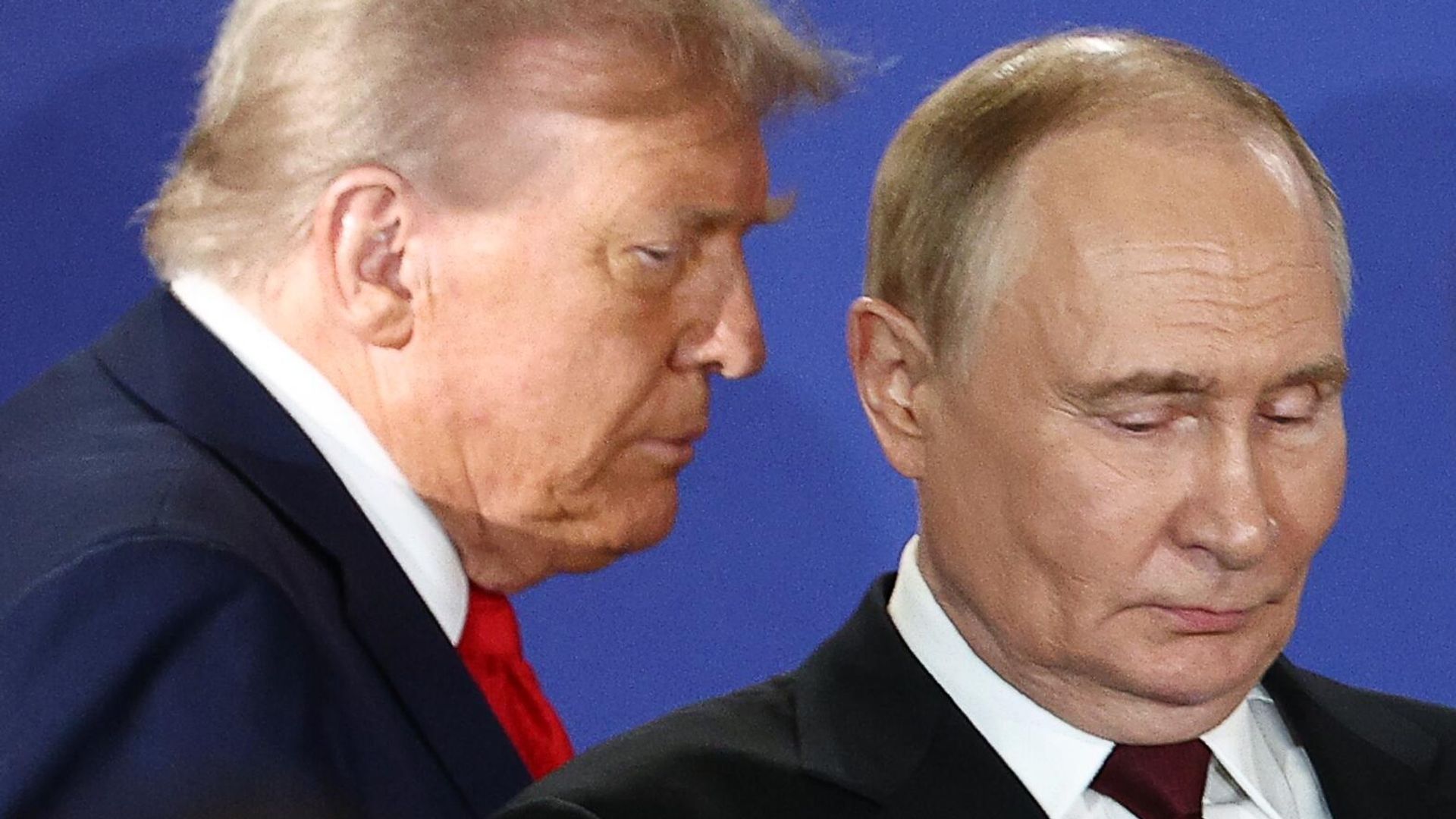 Vladimir Putin i Donald Tramp pred pres-konferenciju Vladimir Putin i Donald Tramp pred pres-konferenciju - Sputnik Srbija, 1920, 13.10.2026