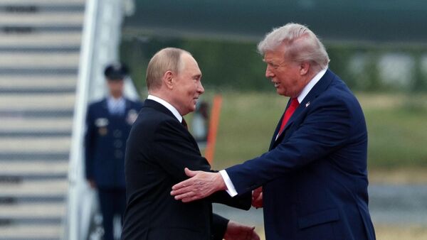 Vladimir Putin i Donald Tramp na Aljasci. - Sputnik Srbija