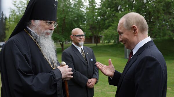 Ruski predsednik Vladimir Putin i arhiepiskop Aleksij - Sputnik Srbija