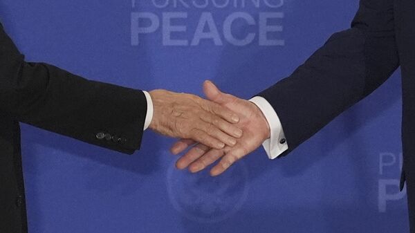 Руковање Владимира Путина и Доналда Трампа на Аљасци - Sputnik Србија