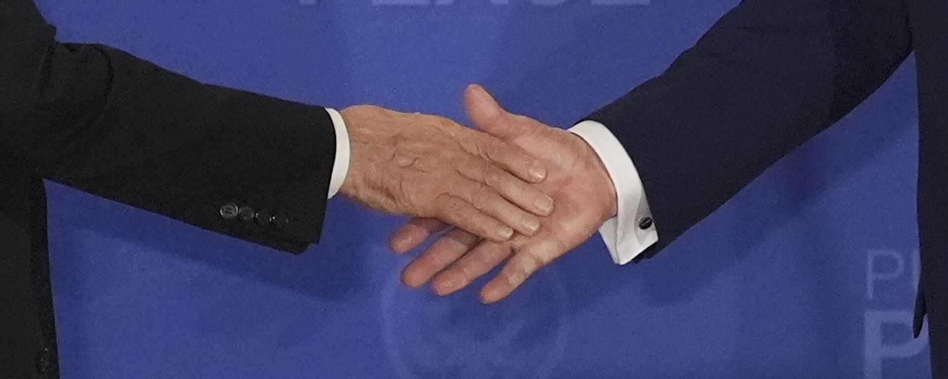 Rukovanje Vladimira Putina i Donalda Trampa na Aljasci - Sputnik Srbija, 1920, 16.08.2025