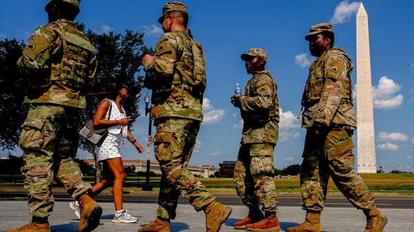 Nacionalьnaя gvardiя okruga Kolumbiя patruliruet Nacionalьnuю alleю, Vašington, SŠA - Sputnik Srbija