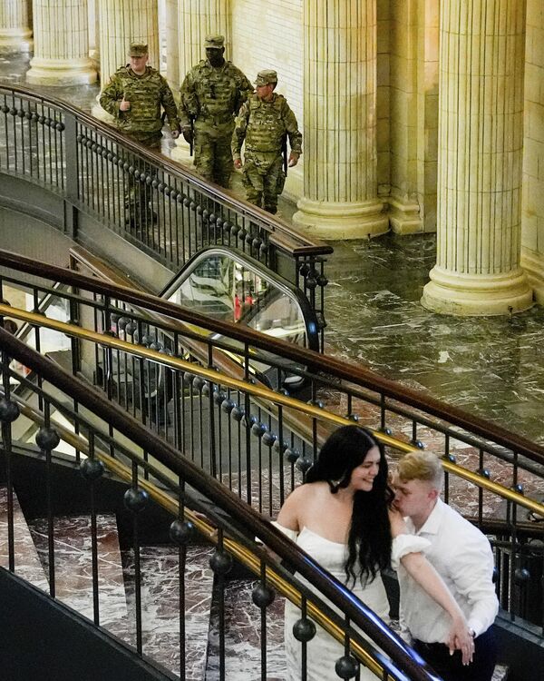 Војници Националне гарде патролирају унутар железничке станице Јунион  док пар прави свадбене фотографије - Sputnik Србија