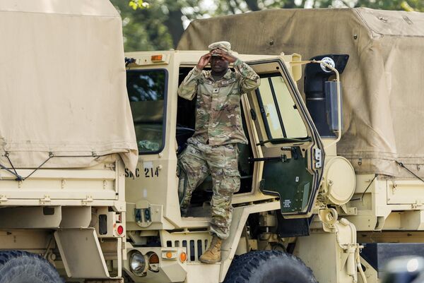 Војник Националне гарде ставља опрему након паузе - Sputnik Србија