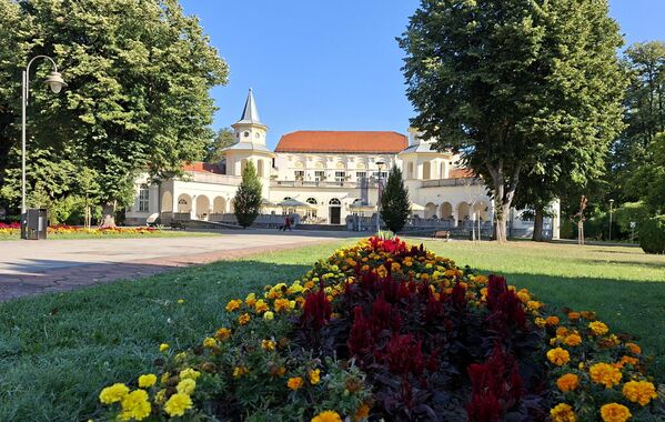 Поред славних, салон је имао и тешке дане. Проблеми настали током неуспешне приватизације довели су до тога да ово здање постане руина са полупаним прозорима, оронулом фасадом, поломљеним ентеријером и мета лопова који су из њега однели све што су могли, па чак и лустер. Интервенцијом државе 2016. спречено је даље пропадање, да би након реконструкције 2018. "Кур салон" поново засијао у новом сјају - Sputnik Србија