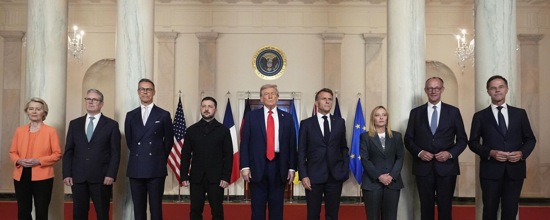 Амерички председник Доналд Трамп, Владимир Зеленски и лидери ЕУ - Sputnik Србија, 1920, 18.08.2025