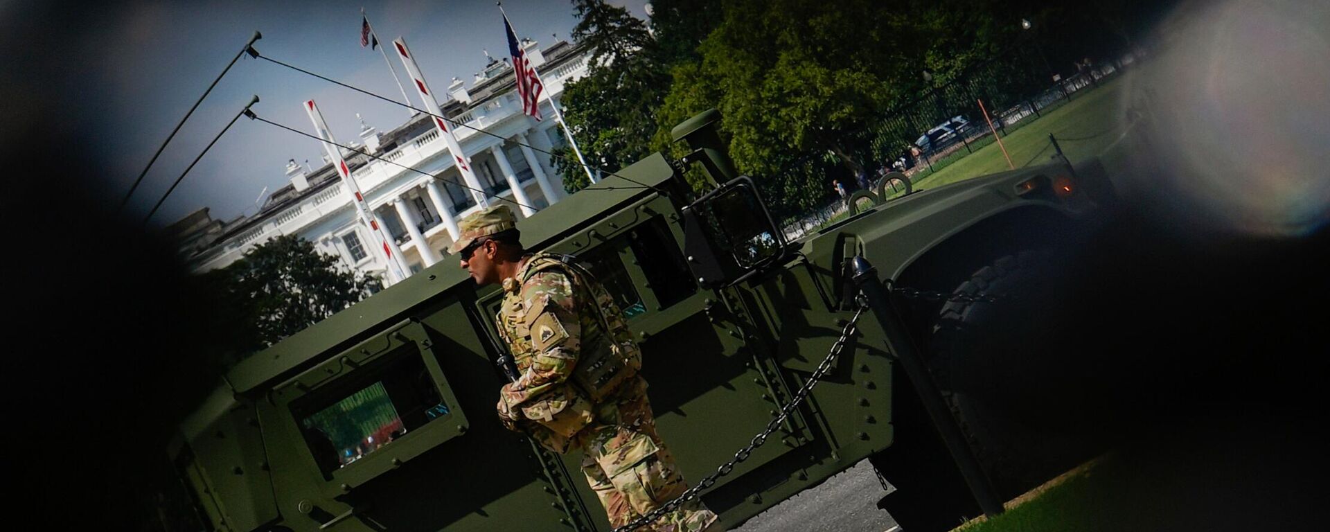 Pripadnik Nacionalne garda ispred Bele kuće - Sputnik Srbija, 1920, 19.08.2025