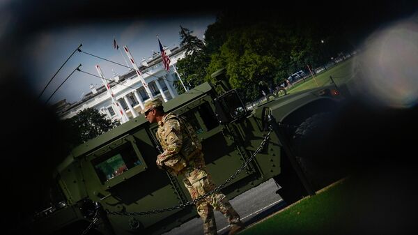 Pripadnik Nacionalne garda ispred Bele kuće Pripadnik Nacionalne garda ispred Bele kuće - Sputnik Srbija