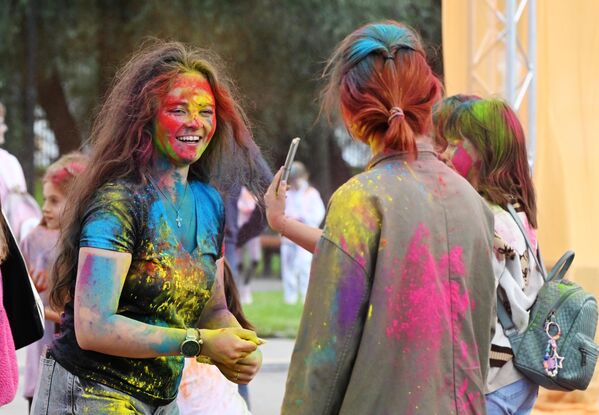 Više od 150 učesnika indijskog bazara i 40 predstavništava restorana i kafića omogućili su posetiocima da osete indijski kolorit na dodir i ukus. - Sputnik Srbija