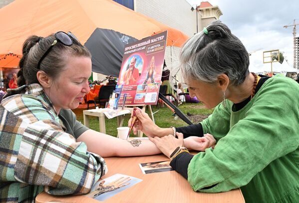 U velikoj mehendi zoni gosti mogu oslikati telo kanom i dobiti mogućnost predviđanja sudbine uz Tarot karte, kao i odgovore na važna pitanja o budućnosti i sadašnjosti. - Sputnik Srbija