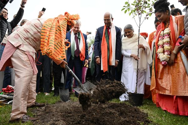 U čast prijateljstva između Rusije i Indije u parku je održana ceremonija sadnje drveta, u kojoj je učestvovao i Kumar. - Sputnik Srbija