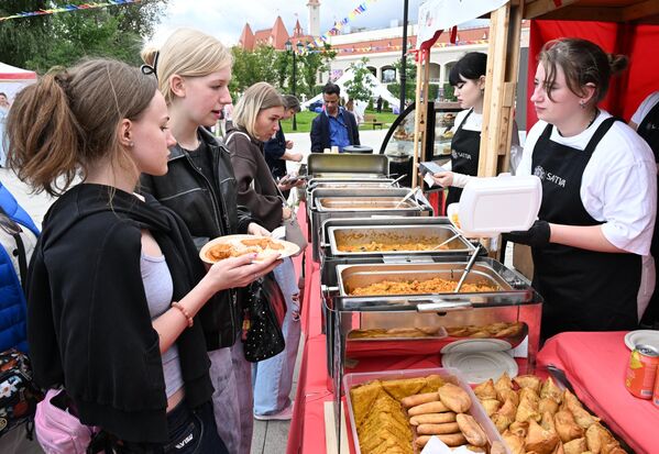 Posetioci mogu posetiti gastro-zone, degustirati tradicionalna indijska jela i učestvovati u kulinarskim radionicama. - Sputnik Srbija