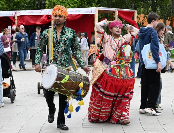 Među učesnicima su bili amaterski i profesionalni ansambli iz 81 grada Rusije i sveta, uključujući i predstavnike Indije. - Sputnik Srbija