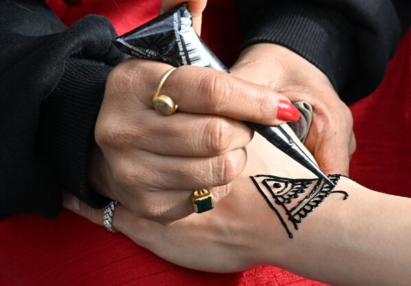 Nanošenje privremenih šara na kožu pomoću prirodne kane. - Sputnik Srbija