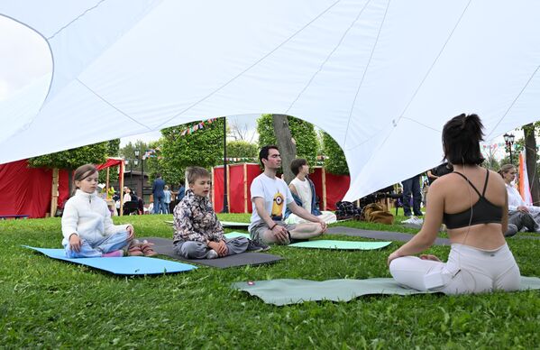Posetioci mogu posetiti nekoliko zona za jogu i meditaciju. - Sputnik Srbija