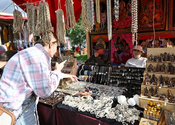 Festivalske zone nude štandove sa indijskim proizvodima — odećom i raznim nakitom. - Sputnik Srbija