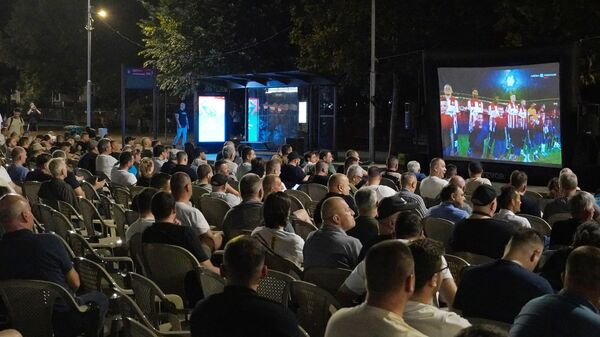 Ministri Vlade Srbije i predstavnici SNS ispred Skupštine sa pristalicama i građanima - Sputnik Srbija