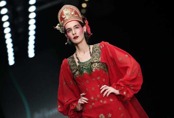 Приказ колекције дизајнера Славе Зајцева на недељи моде у Москви. - Sputnik Србија