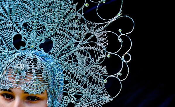 Девојка на ревији са кокошником на глави, ауторке Елене Серове у Костроми. - Sputnik Србија