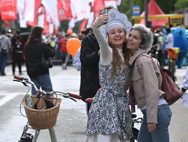 Учесници „Пролећног бициклистичког фестивала" у Москви. - Sputnik Србија