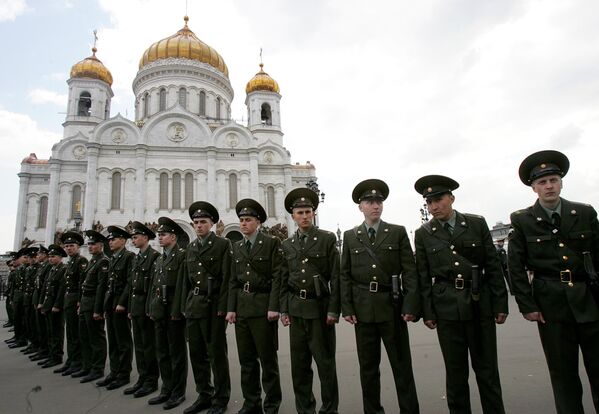 Руски војници одају почаст бившем руском председнику Борису Јељцину у Храму Христа Спаситеља 25. априла 2007. - Sputnik Србија