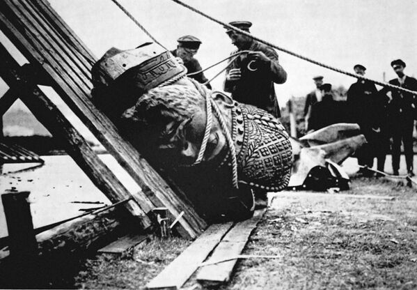 Рушење споменика Александру III на тргу близу Храма Христа Спаситеља у Москви 1918. године. - Sputnik Србија