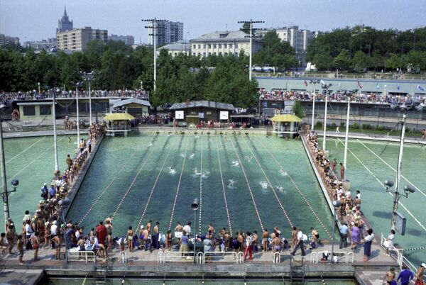 Отворени базен „Москва“, изграђен је 1960. године по пројекту архитекте Дмитрија Чечулина на месту Храма Христа Спаситеља. - Sputnik Србија