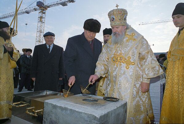 Патријарх московски и све Русије Алексеј II, председник руске владе Виктор Черномирдин и градоначелник Москве Јуриј Лужков присуствују церемонији полагања камена првог камена на градилишту Храма Христа Спаситеља 1995. године. - Sputnik Србија