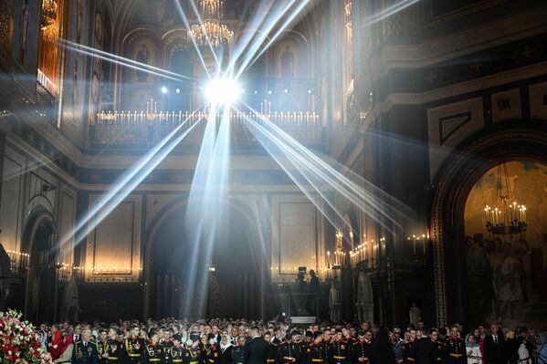 У Храму Христа Спаситеља богослужења врши Патријарх Московски и целе Русије. То је уједно највећи и највиши храм у Русији. Може да прими 10.000 верника, а висок је 103 метра. - Sputnik Србија
