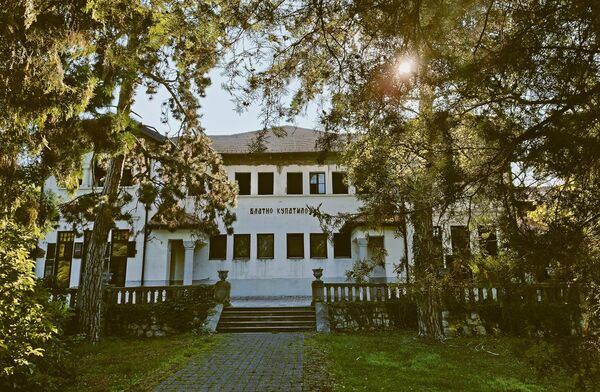 Испитивањима је утврђено да бањска вода и лековито блато благотворно делују на широку лепезу обољења: повреде кичменог стуба, посттрауматска стања, лакше лезије централног нервног периферног система, реуматична обољења, ишијас и неуралгије, Целебралну парализу код деце, гинеколошка обољења и др. - Sputnik Србија