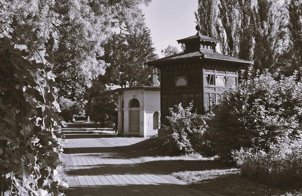 Постоје подаци да су Османлије „Зворничани“ 1720. године саградили једно купатило за лечење жена лековитим блатом-пелоидом насталим на местима где је сумпоровита вода избијала на површину правећи црно сумпоровито блато. Због специфичног смрада (на „запаљен барут“ или „трула јаја“), народ је овај крај назвао Смрдан бара, а каснију бању Смрдан бања - Sputnik Србија