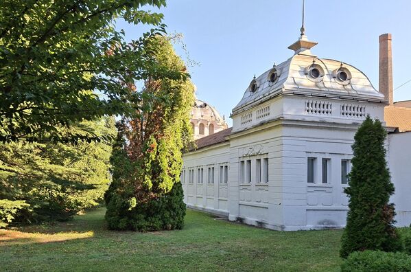 У периоду између два рата, изграђени су многи луксузни објекти, али и приватне виле у којима је одседао отмен свет, што је бањи донело епитет монденског лечилишта и састајалишта, а некадашњу "Смрдан бању" народ назва  "Подрињском лепотицом". - Sputnik Србија