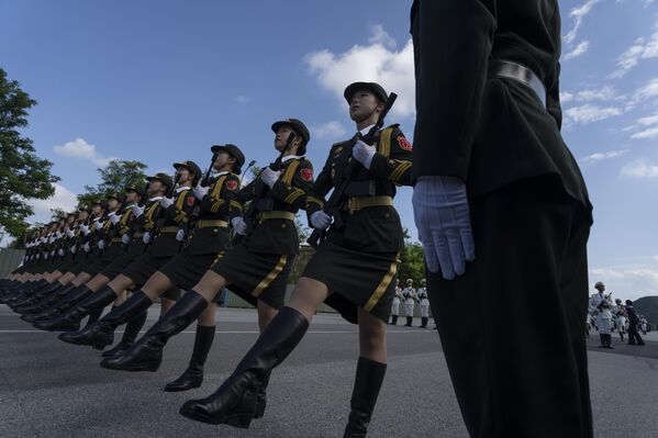 Почасне гарда маршира током вежби пред војну параду 3. септембра поводом 80. годишњице завршетка Другог светског рата у војном кампу на периферији Пекинга - Sputnik Србија