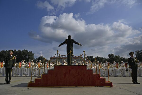 Официр диригује члановима војног оркестра  - Sputnik Србија