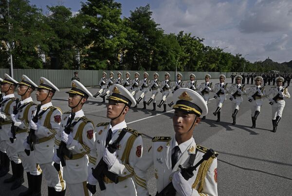 Војници марширају у формацији док вежбају за предстојећу војну параду - Sputnik Србија
