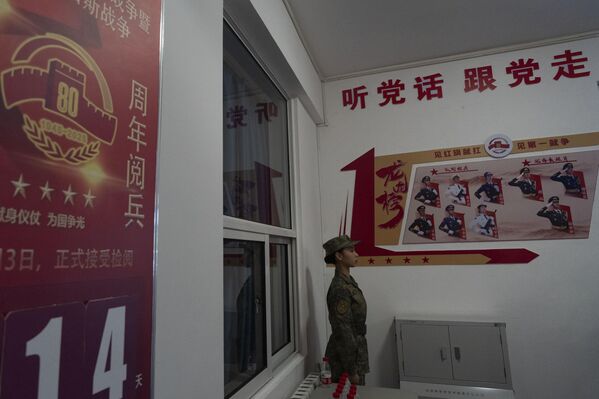 Војник стоји мирно поред слогана „Послушај партију, следи партију“  - Sputnik Србија