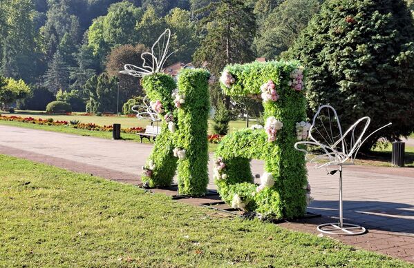 Крајем 18. века богатији Турци из Подриња и Мачве долазили су у Бању Ковиљачу на излете. Временом се формирало природно лечилиште под ведрим небом. У лепотама Бање Ковиљаче, између осталих, уживали су и Доситеј Обрадовић и Вук Караџић, а своје ране у њој је видао и српски вожд Карађорђе. - Sputnik Србија