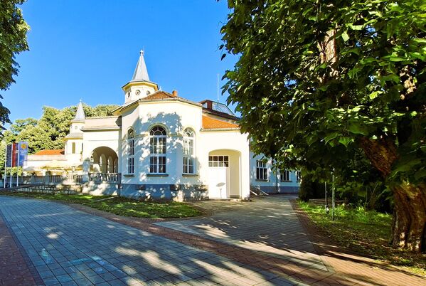 За "Кур салон" се везује и прича да је у њему одржан први избор за Мис Југославије, али то није тачно. Први избор за "Најлепшу жену Југославије" на коме је победила госпођица Штефица Видачић, одржан је децембра 1926. године (шест година пре изградње Кур салона) у загребачком хотелу Еспленада. - Sputnik Србија