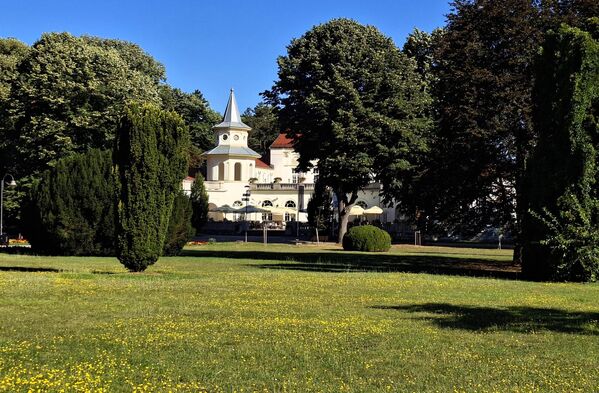 Смештена на десној обали Дрине, у подножју планине Гучево са густим шумовитим залеђем и лековитом сумпорастом и радиоактивном гвожђевитом водом, Ковиљача лековито делује на тело и душу, лечећи подједнако и болесне и здраве. - Sputnik Србија