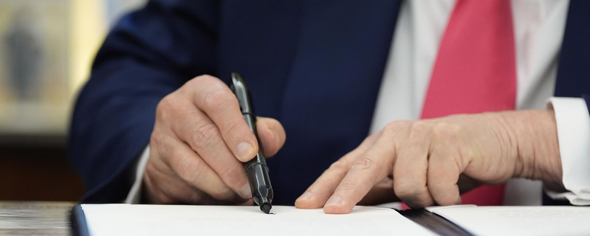 Трамп, потпис, папир - Sputnik Србија, 1920, 12.03.2026