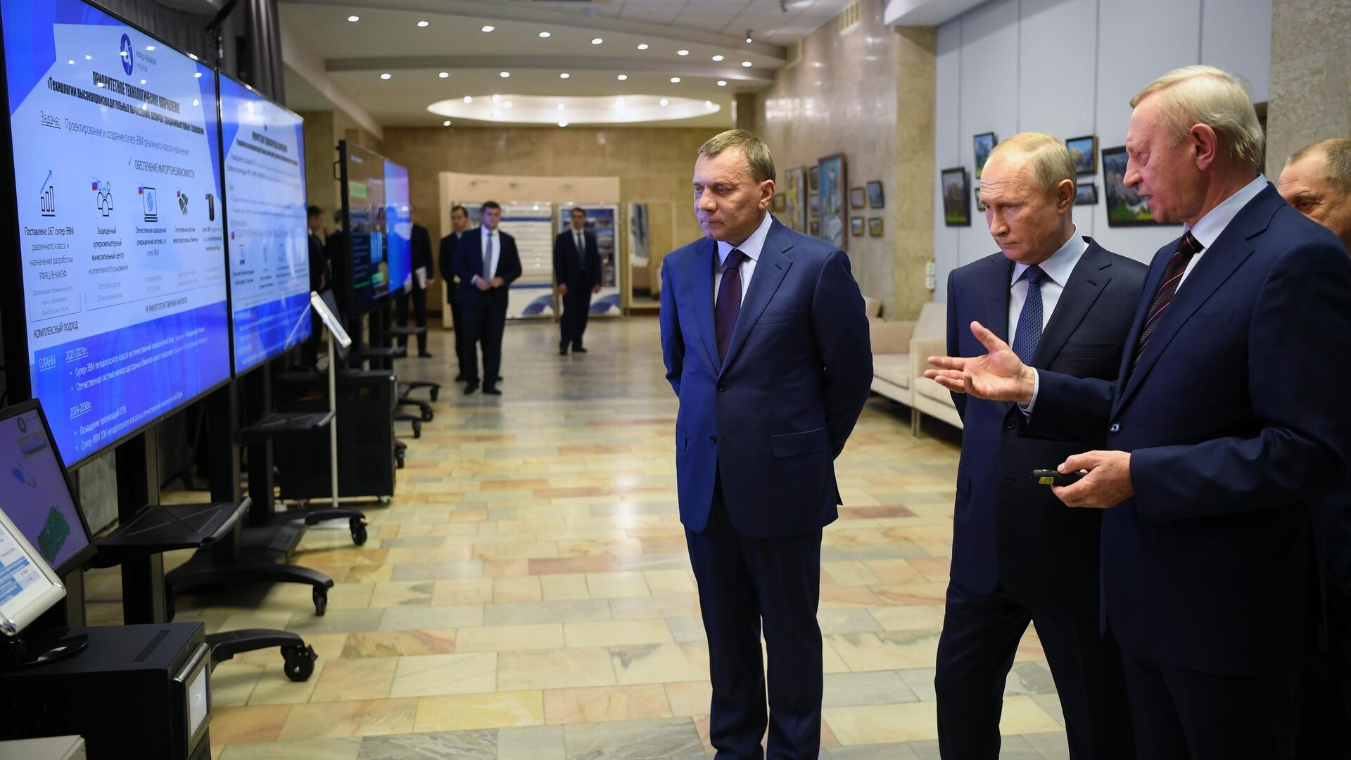 Putin u Sarovu Putin u Sarovu - Sputnik Srbija, 1920, 22.08.2025