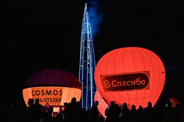 Посаде балона на врући ваздух припремају се да изведу „светлосну представу” Посаде балона на врући ваздух припремају се да изведу „светлосну представу” - Sputnik Србија