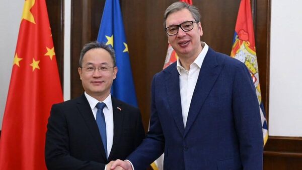 Predsednik  Srbije Aleksandar Vučić i ambasador Kine Li Ming - Sputnik Srbija