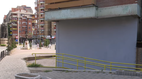 Simbol opstanka i ostanka Srba na Kosovu i Metohiji u centru Mitrovice - prekrečen je - Sputnik Srbija