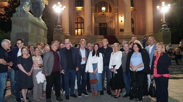 Ministri u Vladi i poslanici SNS ispred Skupštine razgovarali sa pristalicama - Sputnik Srbija