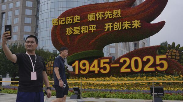 Cvetna dekoracija postavljena uoči proslave 80. godina pobede u Drugom svetskom ratu u Pekingu - Sputnik Srbija
