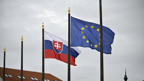 Zastave Slovačke i EU ispred predsedničke palate u Bratislavi - Sputnik Srbija