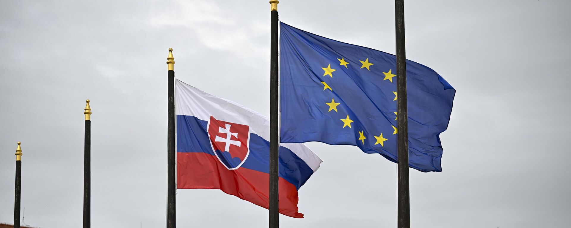 Zastave Slovačke i EU ispred predsedničke palate u Bratislavi - Sputnik Srbija, 1920, 26.08.2025